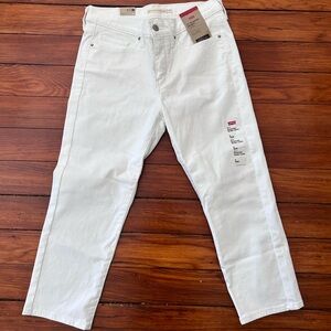Levi crop white capris